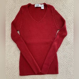 Old Navy Outlet women’s red ribbed long sleeve V-neck size small.